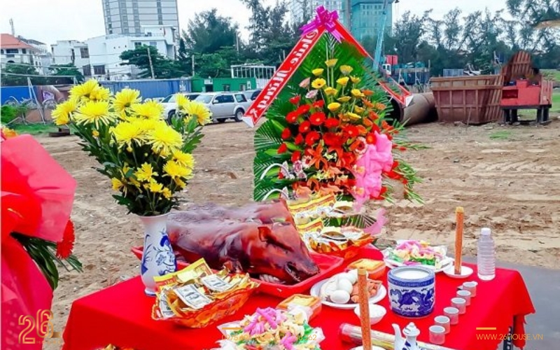 Mâm cúng động thổ được sắp xếp đầy đủ lễ vật, hoa tươi và nhang đèn thể hiện lòng thành của gia chủ trong nghi thức
