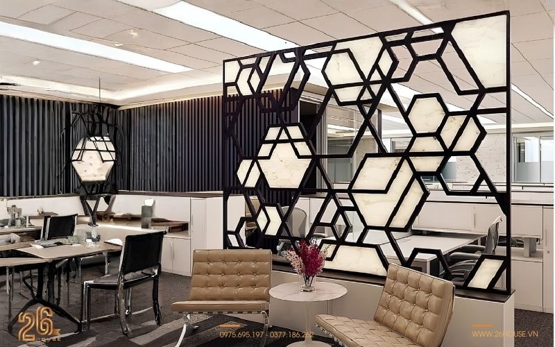 Vách ngăn sắt nghệ thuật cắt CNC được kết hợp với tấm kim loại cắt hoa văn bằng máy.