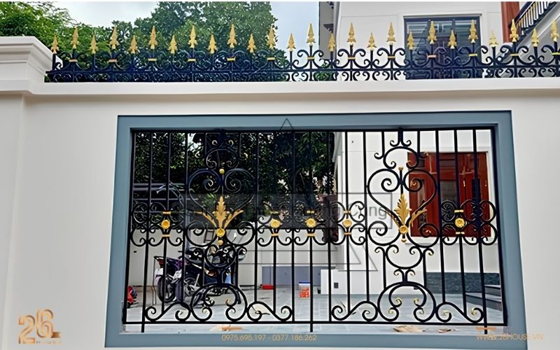 Top các mẫu hàng rào biệt thự sân vườn đẹp nổi bật nhất 2026 19 Hàng rào biệt thự sân vườn sắt mỹ thuật