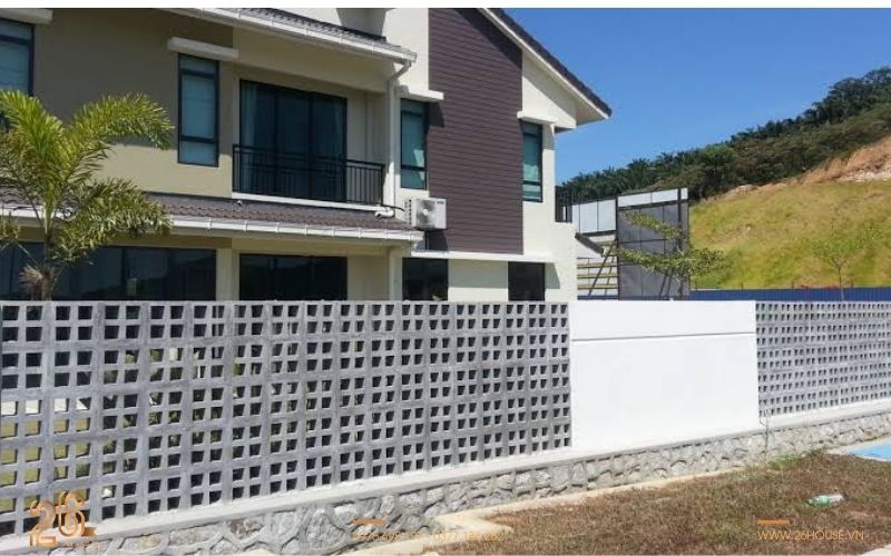 Top các mẫu hàng rào biệt thự sân vườn đẹp nổi bật nhất 2026 22 Hàng rào biệt thự sân vườn đá, gạch và bê tông